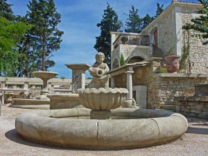 Französischer Antikbrunnen Martiques
