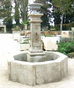 Französischer Antikbrunnen Arles