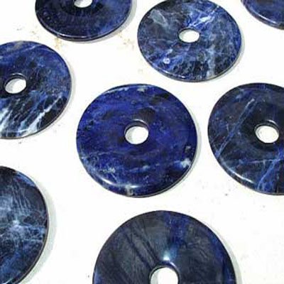 Sodalith Donut 40 mm als Geschenkset mit Lederband Edelstein Anhänger blau 