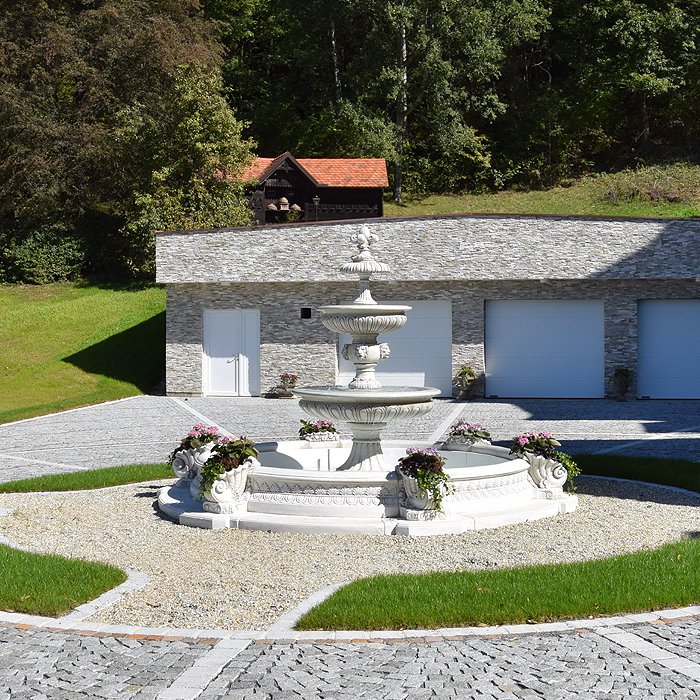 Roter Gartenbrunnen zu verkaufen in Mailand mit großem Rabat