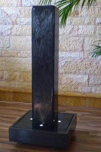 Granit Stele Wassersäule Black Pearl