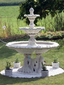 Dieser klassische Gartenbrunnen ...